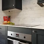 Church Leaze House By N And N Stays, Newly Refurbed Huge 6 Bed House With Ensuite For A Like Experience, Contractor Friendly, Close To Ytl Site, Private Parking And Fast Wifi Бристоль