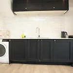 Church Leaze House By N And N Stays, Newly Refurbed Huge 6 Bed House With Ensuite For A Like Experience, Contractor Friendly, Close To Ytl Site, Private Parking And Fast Wifi Будинок відпочинку Бристоль