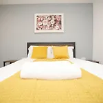 Church Leaze House By N And N Stays, Newly Refurbed Huge 6 Bed House With Ensuite For A Like Experience, Contractor Friendly, Close To Ytl Site, Private Parking And Fast Wifi Будинок відпочинку *
