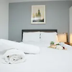 Church Leaze House By N And N Stays, Newly Refurbed Huge 6 Bed House With Ensuite For A Like Experience, Contractor Friendly, Close To Ytl Site, Private Parking And Fast Wifi Будинок відпочинку *