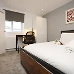 Church Leaze House By N And N Stays, Newly Refurbed Huge 6 Bed House With Ensuite For A Like Experience, Contractor Friendly, Close To Ytl Site, Private Parking And Fast Wifi *