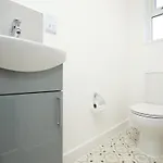 Будинок відпочинку Church Leaze House By N And N Stays, Newly Refurbed Huge 6 Bed House With Ensuite For A Like Experience, Contractor Friendly, Close To Ytl Site, Private Parking And Fast Wifi *