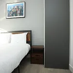 Church Leaze House By N And N Stays, Newly Refurbed Huge 6 Bed House With Ensuite For A Like Experience, Contractor Friendly, Close To Ytl Site, Private Parking And Fast Wifi Будинок відпочинку