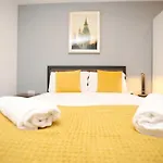 Church Leaze House By N And N Stays, Newly Refurbed Huge 6 Bed House With Ensuite For A Like Experience, Contractor Friendly, Close To Ytl Site, Private Parking And Fast Wifi Бристоль