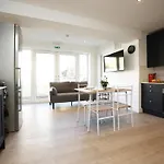 Church Leaze House By N And N Stays, Newly Refurbed Huge 6 Bed House With Ensuite For A Like Experience, Contractor Friendly, Close To Ytl Site, Private Parking And Fast Wifi Bristol