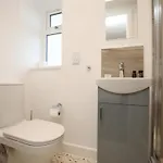 Semesterbostad Church Leaze House By N And N Stays, Newly Refurbed Huge 6 Bed House With Ensuite For A Like Experience, Contractor Friendly, Close To Ytl Site, Private Parking And Fast Wifi