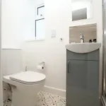 Будинок відпочинку Church Leaze House By N And N Stays, Newly Refurbed Huge 6 Bed House With Ensuite For A Like Experience, Contractor Friendly, Close To Ytl Site, Private Parking And Fast Wifi *