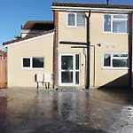 Church Leaze House By N And N Stays, Newly Refurbed Huge 6 Bed House With Ensuite For A Like Experience, Contractor Friendly, Close To Ytl Site, Private Parking And Fast Wifi * Бристоль