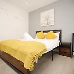 Будинок відпочинку Church Leaze House By N And N Stays, Newly Refurbed Huge 6 Bed House With Ensuite For A Like Experience, Contractor Friendly, Close To Ytl Site, Private Parking And Fast Wifi