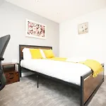Church Leaze House By N And N Stays, Newly Refurbed Huge 6 Bed House With Ensuite For A Like Experience, Contractor Friendly, Close To Ytl Site, Private Parking And Fast Wifi Semesterbostad Bristol