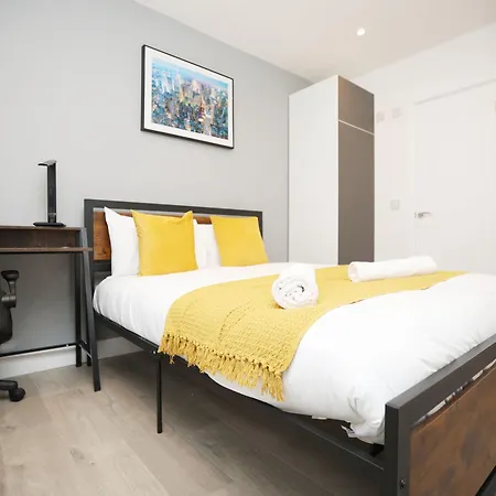 Church Leaze House By N And N Stays, Newly Refurbed Huge 6 Bed House With Ensuite For A Like Experience, Contractor Friendly, Close To Ytl Site, Private Parking And Fast Wifi * Bristol