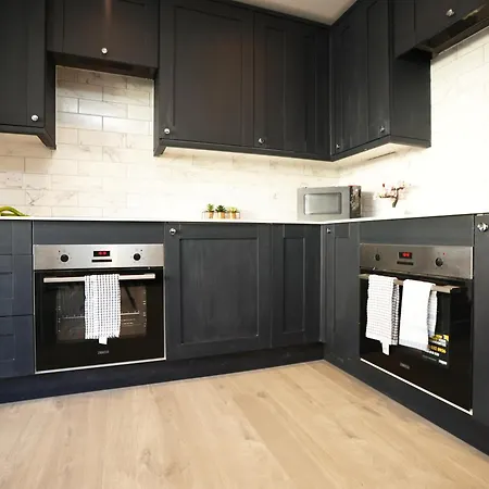 Church Leaze House By N And N Stays, Newly Refurbed Huge 6 Bed House With Ensuite For A Like Experience, Contractor Friendly, Close To Ytl Site, Private Parking And Fast Wifi *