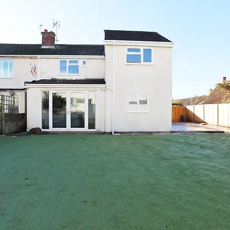 Church Leaze House By N And N Stays, Newly Refurbed Huge 6 Bed House With Ensuite For A Like Experience, Contractor Friendly, Close To Ytl Site, Private Parking And Fast Wifi Semesterbostad