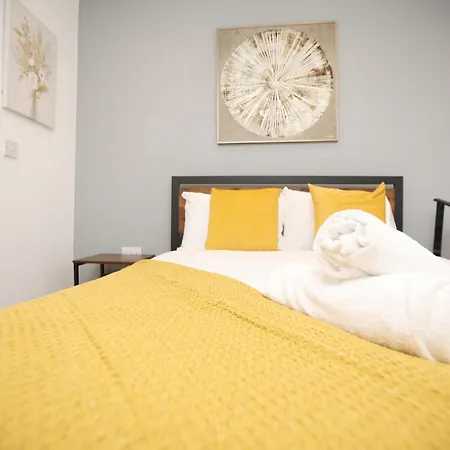 Church Leaze House By N And N Stays, Newly Refurbed Huge 6 Bed House With Ensuite For A Like Experience, Contractor Friendly, Close To Ytl Site, Private Parking And Fast Wifi Semesterbostad Bristol