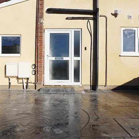 Church Leaze House By N And N Stays, Newly Refurbed Huge 6 Bed House With Ensuite For A Like Experience, Contractor Friendly, Close To Ytl Site, Private Parking And Fast Wifi