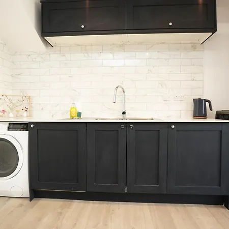 Church Leaze Place By N And N Stays, Huge 6 Bedroom House With Ensuite For A Like Experience, Contractor Friendly, Close To Ytl Site, Private Parking And Fast Wifi Ferienhaus Bristol