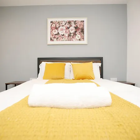 Church Leaze House By N And N Stays, Huge 6 Bed House With Ensuite For A Like Experience, Contractor Friendly, Close To Ytl Site, Private Parking And Fast Wifi Prázdninový dům *