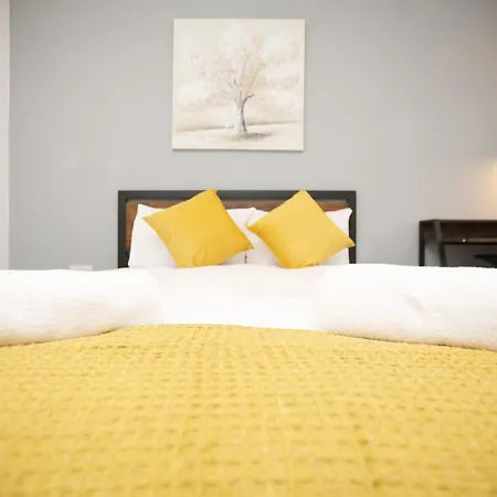Church Leaze House By N And N Stays, Huge 6 Bed House With Ensuite For A Like Experience, Contractor Friendly, Close To Ytl Site, Private Parking And Fast Wifi Prázdninový dům *