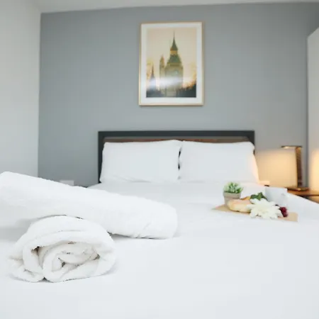 Church Leaze House By N And N Stays, Huge 6 Bed House With Ensuite For A Like Experience, Contractor Friendly, Close To Ytl Site, Private Parking And Fast Wifi Prázdninový dům *