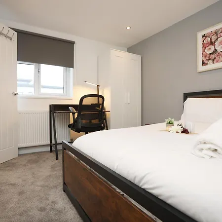Church Leaze Place By N And N Stays, Huge 6 Bedroom House With Ensuite For A Like Experience, Contractor Friendly, Close To Ytl Site, Private Parking And Fast Wifi *