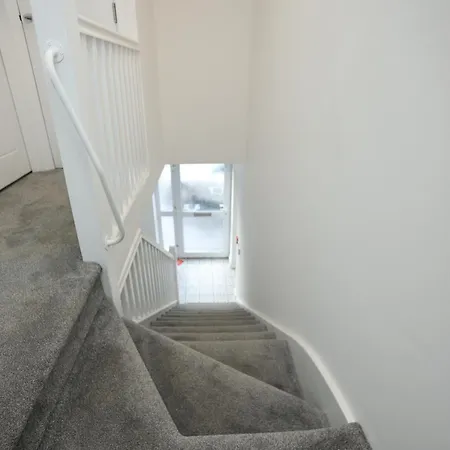 Church Leaze House By N And N Stays, Huge 6 Bed House With Ensuite For A Like Experience, Contractor Friendly, Close To Ytl Site, Private Parking And Fast Wifi