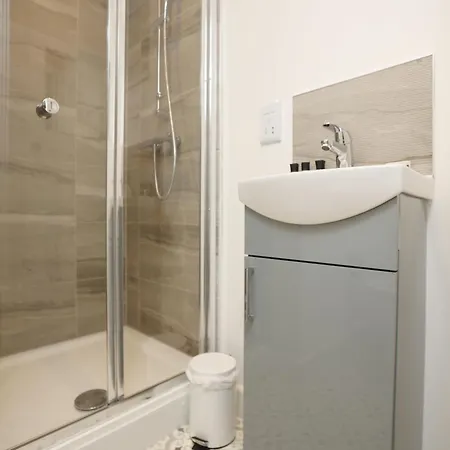 Prázdninový dům Church Leaze House By N And N Stays, Huge 6 Bed House With Ensuite For A Like Experience, Contractor Friendly, Close To Ytl Site, Private Parking And Fast Wifi *