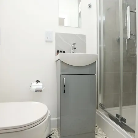 Church Leaze House By N And N Stays, Huge 6 Bed House With Ensuite For A Like Experience, Contractor Friendly, Close To Ytl Site, Private Parking And Fast Wifi