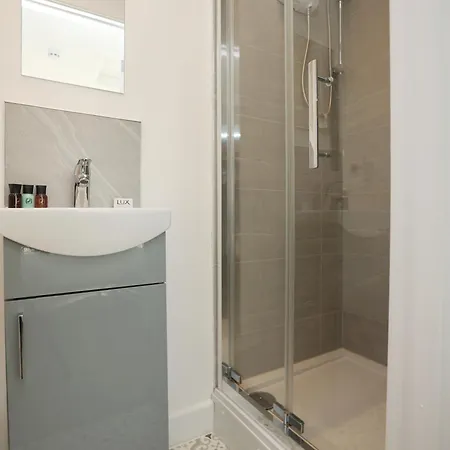 Church Leaze House By N And N Stays, Huge 6 Bed House With Ensuite For A Like Experience, Contractor Friendly, Close To Ytl Site, Private Parking And Fast Wifi * Bristol
