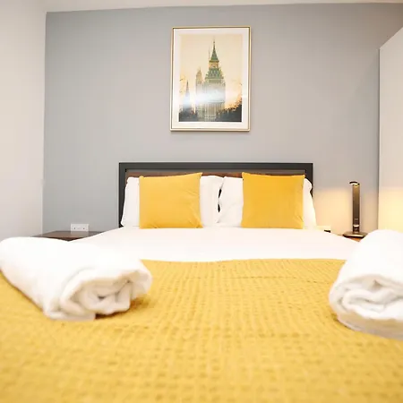 Church Leaze House By N And N Stays, Huge 6 Bed House With Ensuite For A Like Experience, Contractor Friendly, Close To Ytl Site, Private Parking And Fast Wifi Bristol