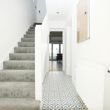 Church Leaze Place By N And N Stays, Huge 6 Bedroom House With Ensuite For A Like Experience, Contractor Friendly, Close To Ytl Site, Private Parking And Fast Wifi