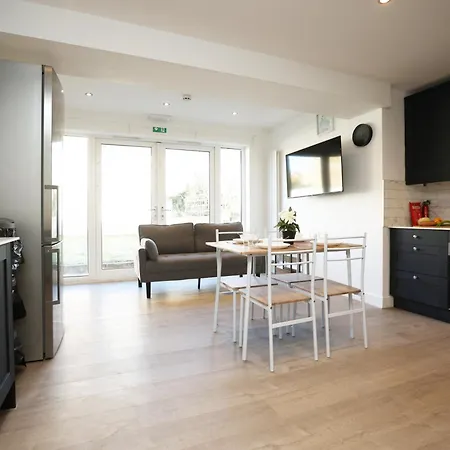 Church Leaze House By N And N Stays, Huge 6 Bed House With Ensuite For A Like Experience, Contractor Friendly, Close To Ytl Site, Private Parking And Fast Wifi Bristol