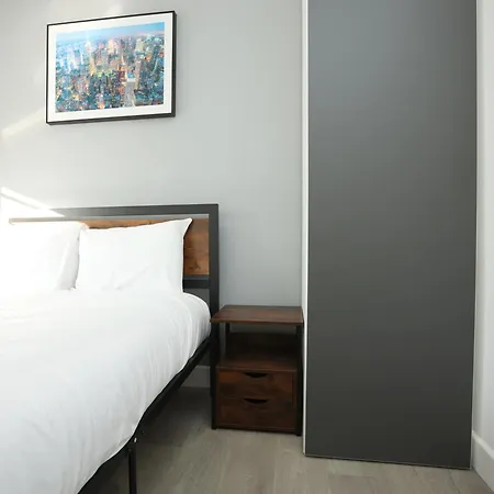 Church Leaze House By N And N Stays, Huge 6 Bed House With Ensuite For A Like Experience, Contractor Friendly, Close To Ytl Site, Private Parking And Fast Wifi Bristol