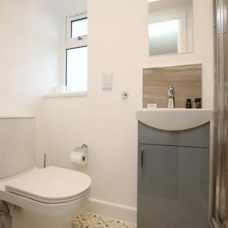 Ferienhaus Church Leaze Place By N And N Stays, Huge 6 Bedroom House With Ensuite For A Like Experience, Contractor Friendly, Close To Ytl Site, Private Parking And Fast Wifi