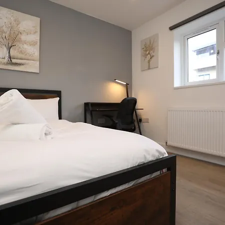 Prázdninový dům Church Leaze House By N And N Stays, Huge 6 Bed House With Ensuite For A Like Experience, Contractor Friendly, Close To Ytl Site, Private Parking And Fast Wifi *