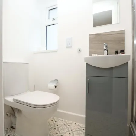 Prázdninový dům Church Leaze House By N And N Stays, Huge 6 Bed House With Ensuite For A Like Experience, Contractor Friendly, Close To Ytl Site, Private Parking And Fast Wifi *