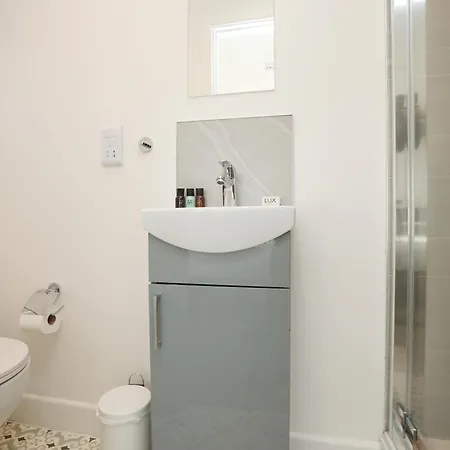 Prázdninový dům Church Leaze House By N And N Stays, Huge 6 Bed House With Ensuite For A Like Experience, Contractor Friendly, Close To Ytl Site, Private Parking And Fast Wifi *