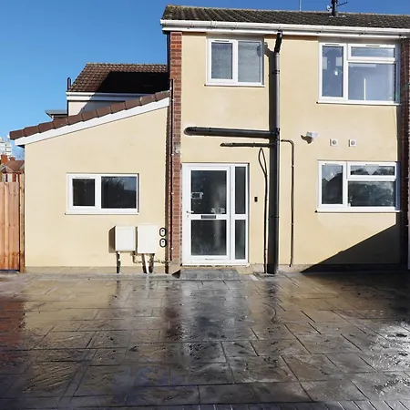 Church Leaze House By N And N Stays, Huge 6 Bed House With Ensuite For A Like Experience, Contractor Friendly, Close To Ytl Site, Private Parking And Fast Wifi * Bristol