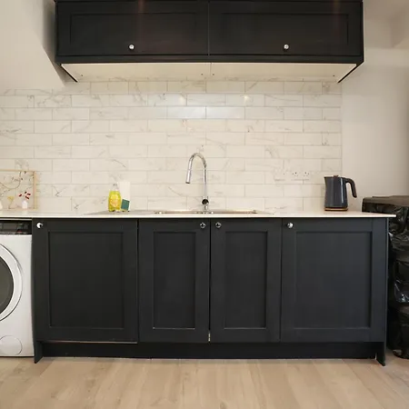 Church Leaze Place By N And N Stays, Huge 6 Bedroom House With Ensuite For A Like Experience, Contractor Friendly, Close To Ytl Site, Private Parking And Fast Wifi Bristol