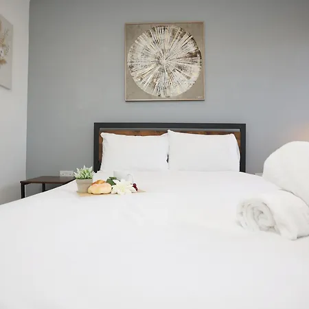 Ferienhaus Church Leaze Place By N And N Stays, Huge 6 Bedroom House With Ensuite For A Like Experience, Contractor Friendly, Close To Ytl Site, Private Parking And Fast Wifi