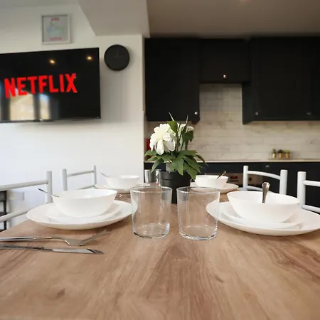 Church Leaze House By N And N Stays, Huge 6 Bed House With Ensuite For A Like Experience, Contractor Friendly, Close To Ytl Site, Private Parking And Fast Wifi Bristol