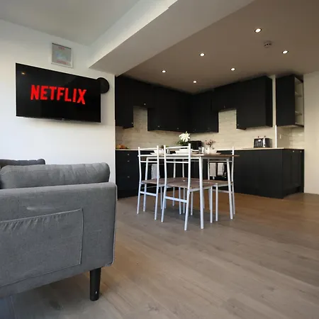 Prázdninový dům Church Leaze House By N And N Stays, Huge 6 Bed House With Ensuite For A Like Experience, Contractor Friendly, Close To Ytl Site, Private Parking And Fast Wifi Bristol