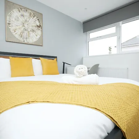 Church Leaze Place By N And N Stays, Huge 6 Bedroom House With Ensuite For A Like Experience, Contractor Friendly, Close To Ytl Site, Private Parking And Fast Wifi * Bristol