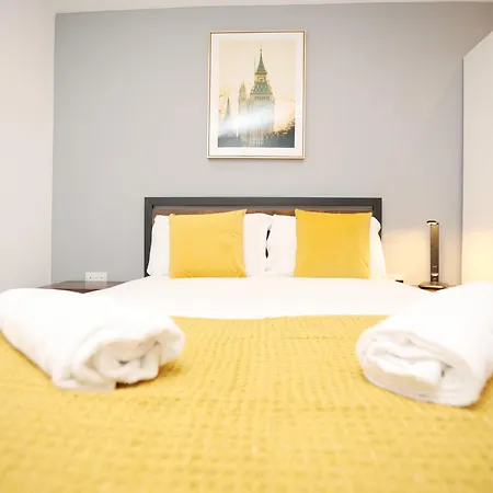 Church Leaze House By N And N Stays, Huge 6 Bed House With Ensuite For A Like Experience, Contractor Friendly, Close To Ytl Site, Private Parking And Fast Wifi Prázdninový dům *