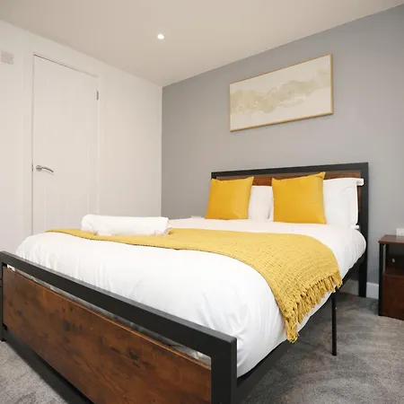 Church Leaze House By N And N Stays, Huge 6 Bed House With Ensuite For A Like Experience, Contractor Friendly, Close To Ytl Site, Private Parking And Fast Wifi Prázdninový dům