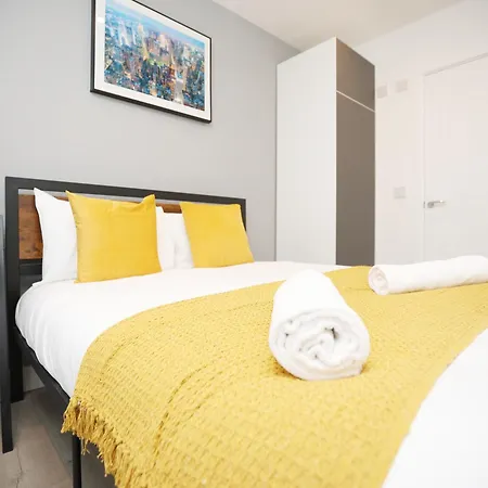 Church Leaze Place By N And N Stays, Huge 6 Bedroom House With Ensuite For A Like Experience, Contractor Friendly, Close To Ytl Site, Private Parking And Fast Wifi *