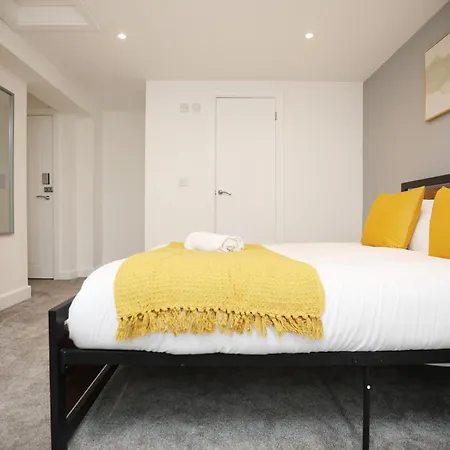 Ferienhaus Church Leaze Place By N And N Stays, Huge 6 Bedroom House With Ensuite For A Like Experience, Contractor Friendly, Close To Ytl Site, Private Parking And Fast Wifi Bristol