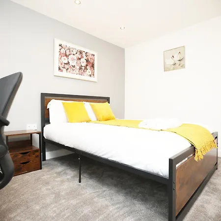 Church Leaze House By N And N Stays, Huge 6 Bed House With Ensuite For A Like Experience, Contractor Friendly, Close To Ytl Site, Private Parking And Fast Wifi Prázdninový dům Bristol