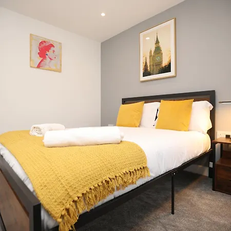 Church Leaze House By N And N Stays, Huge 6 Bed House With Ensuite For A Like Experience, Contractor Friendly, Close To Ytl Site, Private Parking And Fast Wifi Bristol