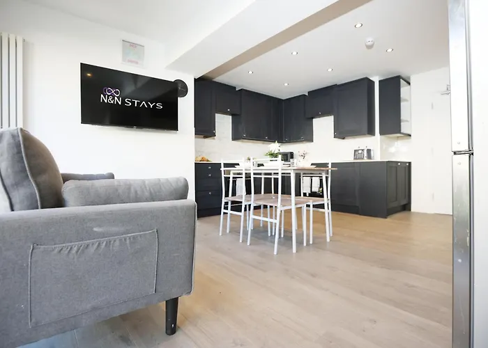 Church Leaze House By N And N Stays, Newly Refurbed Huge 6 Bed House With Ensuite For A Like Experience, Contractor Friendly, Close To Ytl Site, Private Parking And Fast Wifi Bristol