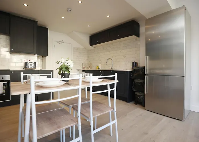 Church Leaze House By N And N Stays, Newly Refurbed Huge 6 Bed House With Ensuite For A Like Experience, Contractor Friendly, Close To Ytl Site, Private Parking And Fast Wifi Semesterbostad